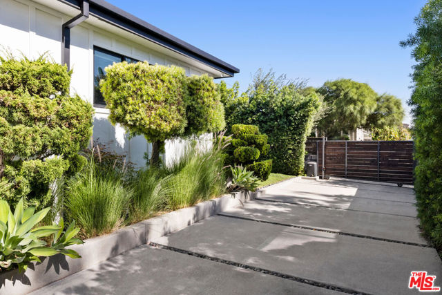 647 Imogen Avenue, Los Angeles, California 90026, 4 Bedrooms Bedrooms, ,3 BathroomsBathrooms,Single Family Residence,For Sale,Imogen,25499501