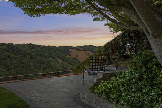 6408 Boone Dr, Castro Valley CA: https://media.crmls.org/mediaz/0feec1c3-4697-4e71-bd72-e9eb4698d328.jpg