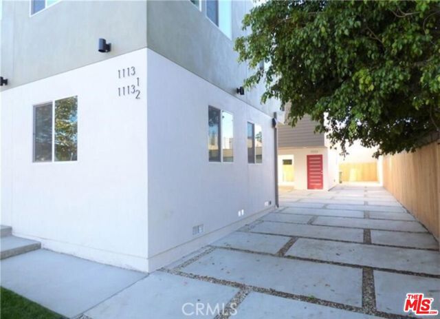 1113 Carmona Avenue, Los Angeles CA: https://media.crmls.org/mediaz/0ff0d652-69b1-4cdd-8167-58b68e2ce38a.jpg