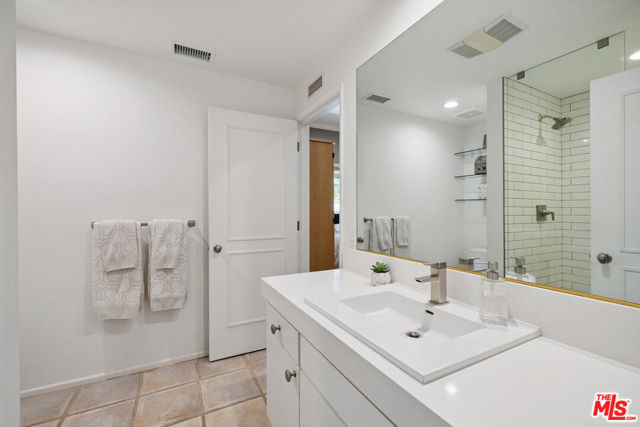 18141 Green Meadow Drive, Encino CA: https://media.crmls.org/mediaz/0ff0e971-2123-4296-8ab4-ee07924d8d5e.jpg