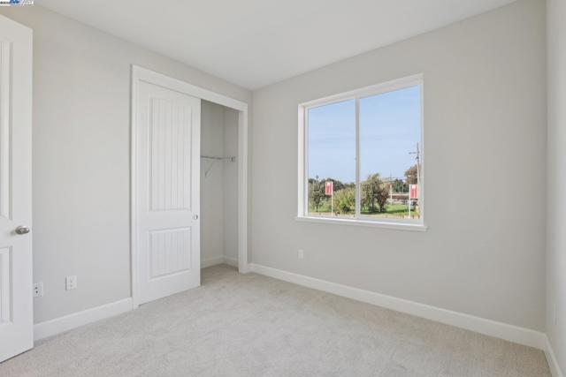 109 Creek View Cir, Fairfield CA: https://media.crmls.org/mediaz/0ff160a4-ee3a-4c61-81bc-58b250ba1044.jpg