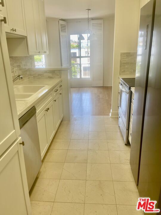 1097 S Bedford Drive, Los Angeles CA: https://media.crmls.org/mediaz/0ff231cc-79ae-4fed-b42c-a1eb24d3b762.jpg