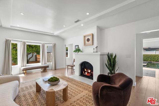 10531 Woodbridge Street, Toluca Lake CA: https://media.crmls.org/mediaz/0ff2a188-2256-4c84-8e60-3f48f17c2821.jpg