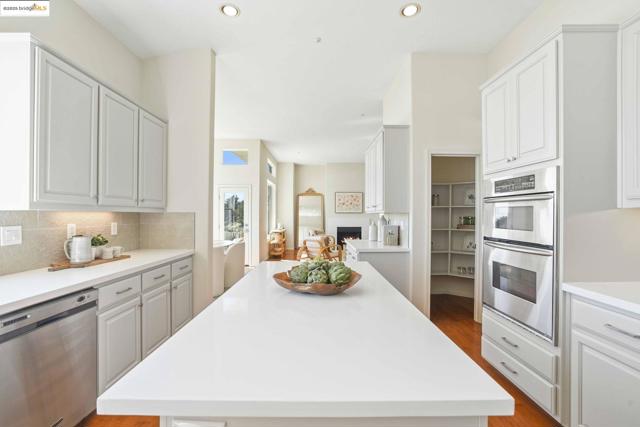 661 Via Rialto, Oakland CA: https://media.crmls.org/mediaz/0ff40ca3-38b3-4cd2-bb94-9a64361aec65.jpg