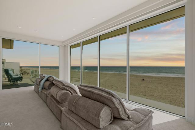 1135 Capri Way, Oxnard CA: https://media.crmls.org/mediaz/0ff488ca-07ea-4707-87dc-913c1f431166.jpg