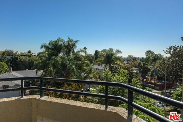 10307 Missouri Avenue, Los Angeles CA: https://media.crmls.org/mediaz/0ff4ed1b-0ebd-4835-8191-ab602c534f6e.jpg