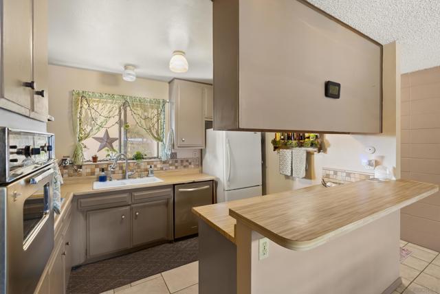 1007 Genie Ln, Cardiff by the Sea CA: https://media.crmls.org/mediaz/0ff5475e-1cb7-4591-acbb-580fa04039d2.jpg