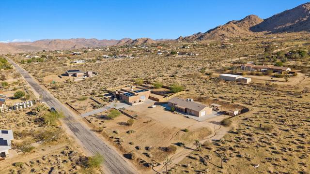 60377 Pueblo Trail, Joshua Tree CA: https://media.crmls.org/mediaz/0ff59faf-a831-4d8b-853e-a8c9ae4bc0f4.jpg