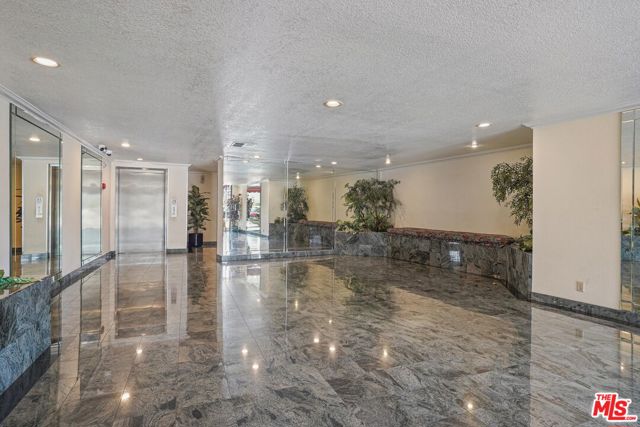 14115 MOORPARK Street, 306 photo 4