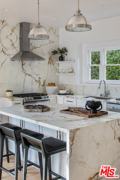 625 N Sierra Drive, Beverly Hills CA: https://media.crmls.org/mediaz/0ff6e4b6-40a0-4935-96dd-3bc8d93fc274.jpg