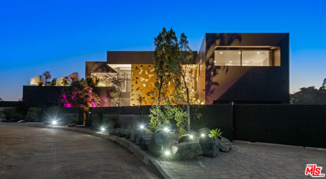 2341 Gloaming Way, Beverly Hills CA: https://media.crmls.org/mediaz/0ff80093-4610-4d1b-be09-faa8ca79e31b.jpg
