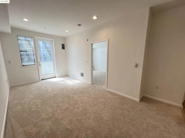 989 Franklin St, Oakland CA: https://media.crmls.org/mediaz/0ff85302-0547-4726-9f0b-efff189dc2e2.jpg