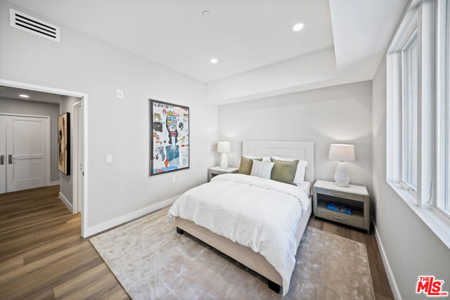 160 N La Peer Drive, Beverly Hills CA: https://media.crmls.org/mediaz/0ff96aea-65f8-4be3-a2a8-fd3e9f9266fd.jpg