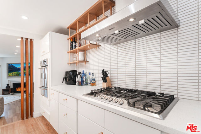 905 Pine Grove Avenue, Los Angeles CA: https://media.crmls.org/mediaz/0ff98ae1-b4e1-40f8-a26e-88d0ed375a19.jpg