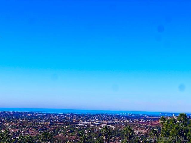 9918 Heavenly Way, La Mesa CA: https://media.crmls.org/mediaz/0ffa0f5a-6433-42f5-91f4-f3694f797bb2.jpg