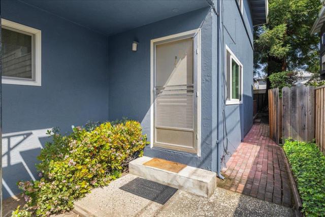933 Florence Lane, Menlo Park CA: https://media.crmls.org/mediaz/0ffa2efd-5484-4222-ab73-ab281f898b2f.jpg