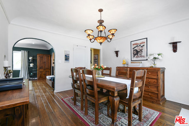 10344 Woodbridge Street, Toluca Lake CA: https://media.crmls.org/mediaz/0ffa9447-aa9d-4bdc-a74e-4811d4060028.jpg