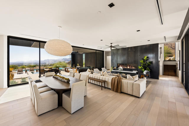 2085 Desert Flower Court, Palm Springs CA: https://media.crmls.org/mediaz/0ffb5895-1109-4d5d-839e-dac0c16e93a5.jpg