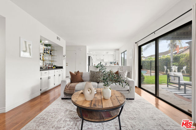 6514 S Copperwood Avenue, Inglewood CA: https://media.crmls.org/mediaz/0ffb79ec-9dd9-4167-b104-53e04df2e62d.jpg