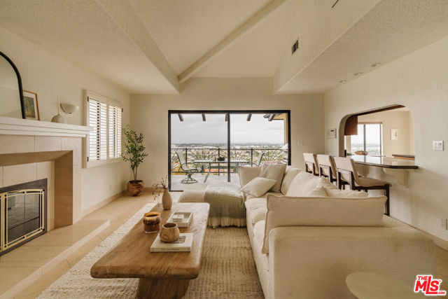 3837 Paseo De Las Tortugas, Torrance CA: https://media.crmls.org/mediaz/0ffbdb55-3d9a-425e-bcea-9c02daed37eb.jpg