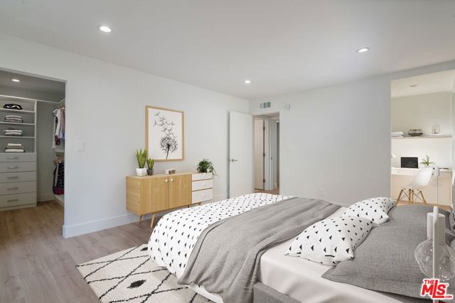 406 N Oakhurst Drive, Beverly Hills CA: https://media.crmls.org/mediaz/0ffbde92-632f-49e5-9962-18fab9a13a30.jpg