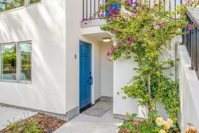935 Lincoln Ave, Alameda CA: https://media.crmls.org/mediaz/0ffcaa2d-3b5d-436d-99aa-0f1a518c8750.jpg