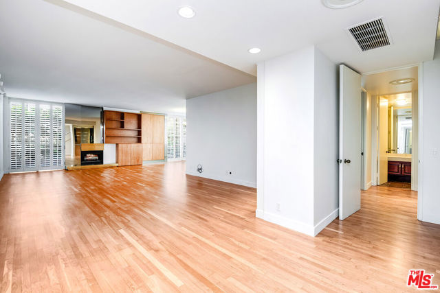 211 S Spalding Drive, Beverly Hills CA: https://media.crmls.org/mediaz/0ffcf5c9-7f2a-4077-b149-8de1130d25f8.jpg