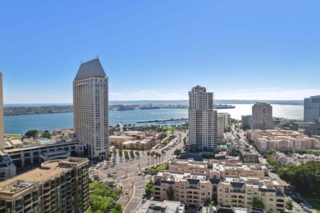 700 Front St, San Diego CA: https://media.crmls.org/mediaz/0ffdcc83-be7a-41f7-9318-b8cc348fac76.jpg