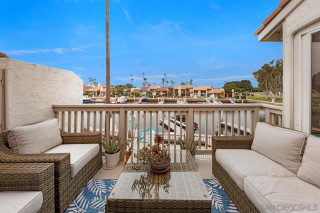 94 Kingston Ct W, Coronado CA: https://media.crmls.org/mediaz/0ffdfee9-d177-4284-859c-cd1d0c755316.jpg