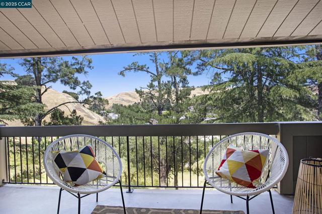 2075 Ascot Dr, Moraga CA: https://media.crmls.org/mediaz/0ffe15c4-6d79-4197-98cb-d9fe7ef85781.jpg
