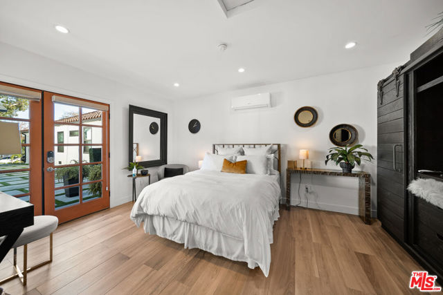 5013 Auckland Avenue, Toluca Lake CA: https://media.crmls.org/mediaz/0ffe1c83-25a8-483b-b95b-2928a2e6600e.jpg