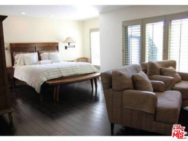 8049 Briar Summit Drive, Los Angeles CA: https://media.crmls.org/mediaz/0fffa984-b033-4efd-976d-28525e5d09c2.jpg