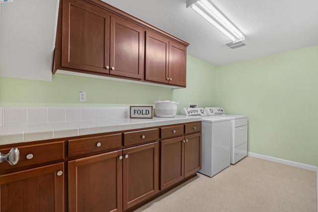 6268 Byron Ln, San Ramon CA: https://media.crmls.org/mediaz/0fffd174-dc1e-491e-8bfd-163c617eb9f9.jpg