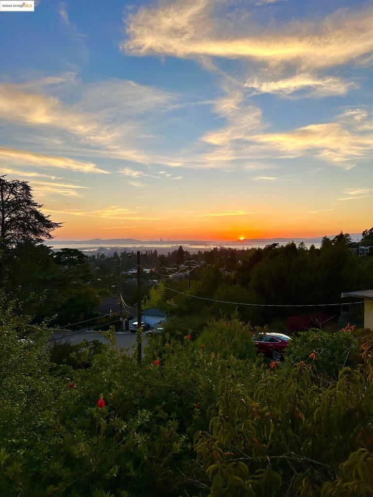 https://media.crmls.org/mediaz/1000616d-dd87-4874-9f35-379f30509161.jpg?preset=X-Large