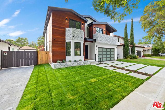 2631 Castle Heights Place, Los Angeles CA: https://media.crmls.org/mediaz/10017fd4-c3b0-4dc9-9cf4-e62a0e975f2f.jpg