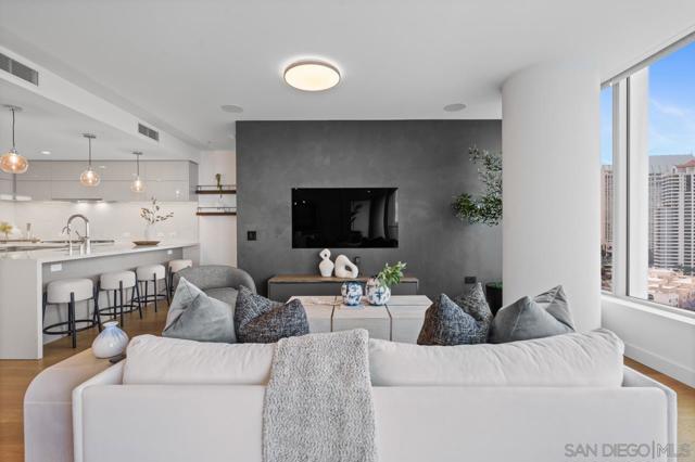888 W E St, San Diego CA: https://media.crmls.org/mediaz/10024ef9-a101-4596-8a91-17dea4a8f7fb.jpg