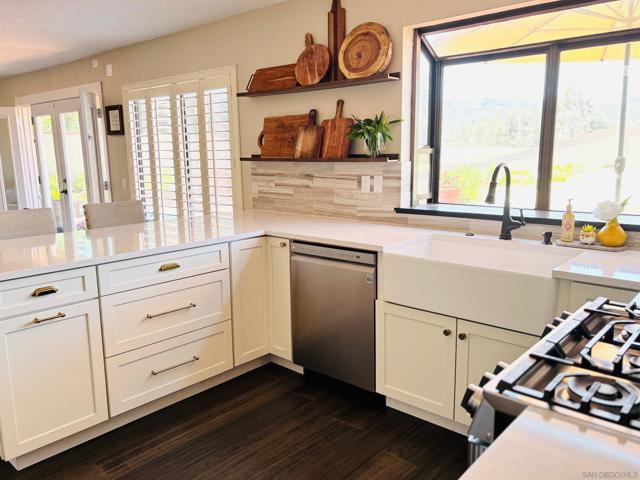 672 Chateau Place, Escondido CA: https://media.crmls.org/mediaz/1002e11d-33fe-4605-8dd0-a5dccf554aa8.jpg