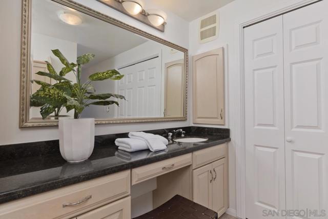 8263 Camino Del Oro, La Jolla CA: https://media.crmls.org/mediaz/1003c9a0-8839-464f-b6a8-4ece7f24cc89.jpg