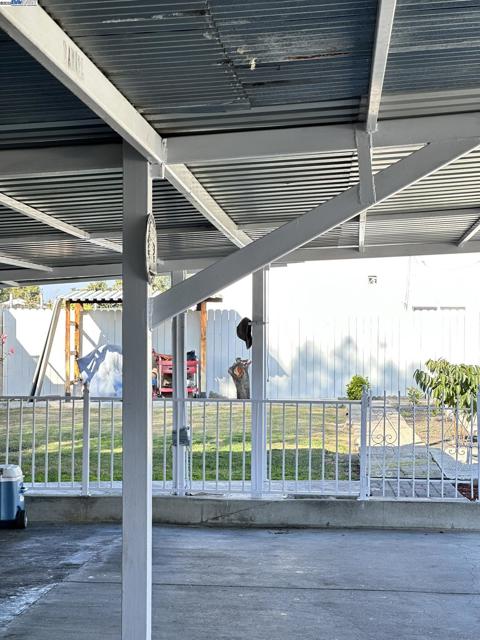 1725 96Th Ave, Oakland CA: https://media.crmls.org/mediaz/1004c08d-090e-4247-9bf6-1f9950c1be3b.jpg