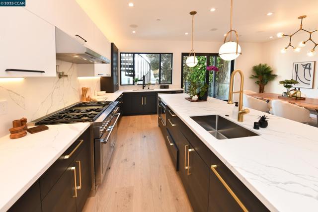 3169 Washington St, San Francisco CA: https://media.crmls.org/mediaz/1004f321-cc78-43e9-b9a7-85eefecfe2a0.jpg