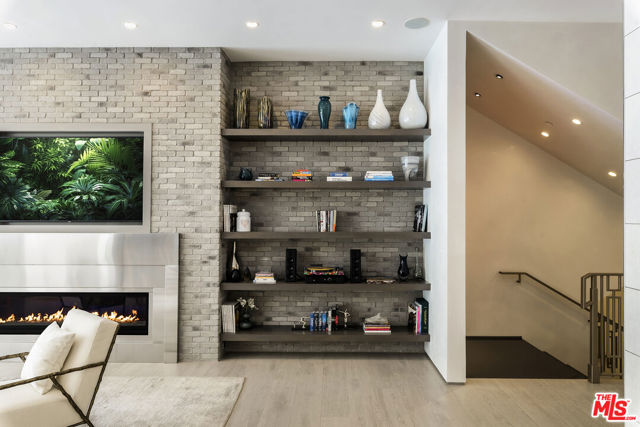 901 Oxford Way, Beverly Hills CA: https://media.crmls.org/mediaz/100514c9-1612-4232-a0ab-fc592236572b.jpg
