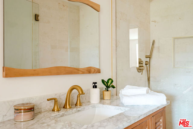19777 Grand View Drive, Topanga CA: https://media.crmls.org/mediaz/10058719-3c36-4e02-94c2-76fcca8f90d4.jpg
