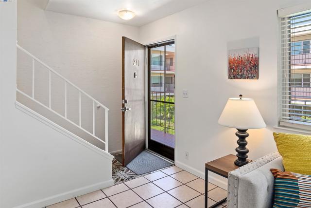 2133 Santa Clara Ave, Alameda CA: https://media.crmls.org/mediaz/10065dc2-58c7-4953-9634-51bcf989d0be.jpg