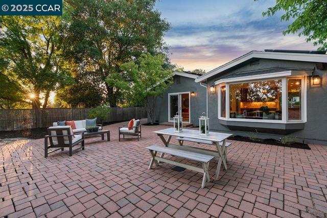 3159 Lucas Dr, Lafayette CA: https://media.crmls.org/mediaz/10094138-79ec-4026-b5f3-2f6dde43d829.jpg