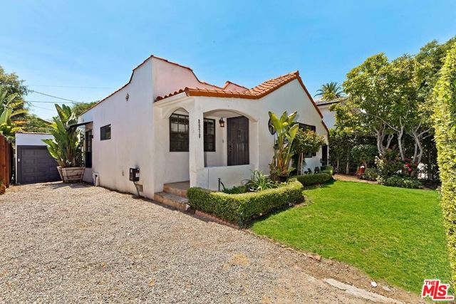 8978 Norma Place, West Hollywood CA: https://media.crmls.org/mediaz/100a5ebe-064a-4a31-b919-f806e26a481b.jpg