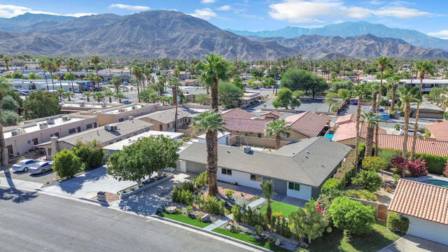 44635 San Carlos Avenue, Palm Desert CA: https://media.crmls.org/mediaz/100a68b2-474f-4970-967d-cba0e9003e4d.jpg