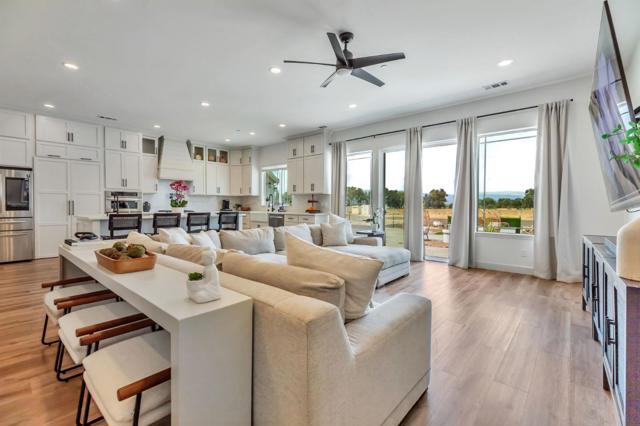 10055 Foothill Avenue, Gilroy CA: https://media.crmls.org/mediaz/100a967d-39be-4e61-ae49-e51c5320033f.jpg