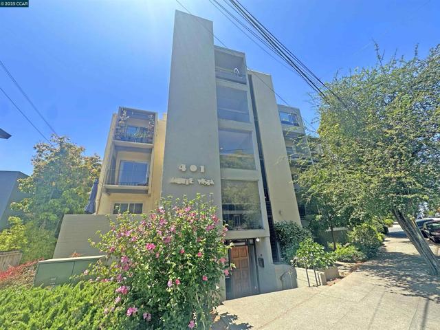 401 Monte Vista Ave, Oakland CA: https://media.crmls.org/mediaz/100b91be-d5a8-42af-ae33-a0e3e80e44a6.jpg