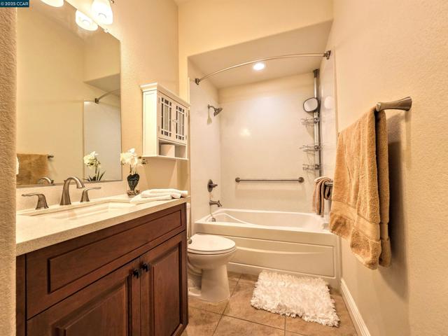 1735 Veneto Ln, Brentwood CA: https://media.crmls.org/mediaz/100d0622-fad4-407d-a3af-43e283056c5a.jpg