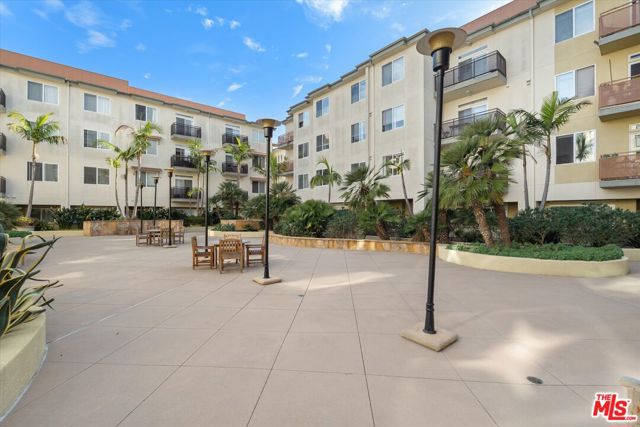 13200 Pacific Promenade, Playa Vista CA: https://media.crmls.org/mediaz/100d6eca-8cc9-4477-bec7-9fe626a01652.jpg